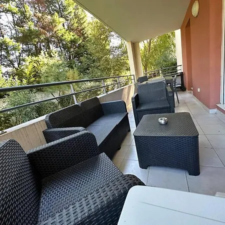 Charmant Terrasse, Calme Et Confort * Avignon